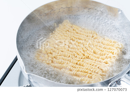 把泡麵放進鍋裡煮 把泡麵放進鍋裡煮 127070073