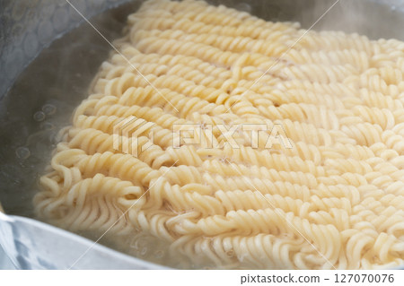 把泡麵放進鍋裡煮 把泡麵放進鍋裡煮 127070076