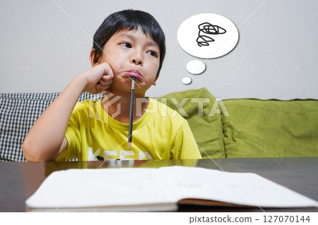 一個男孩在學習上遇到困難 127070144