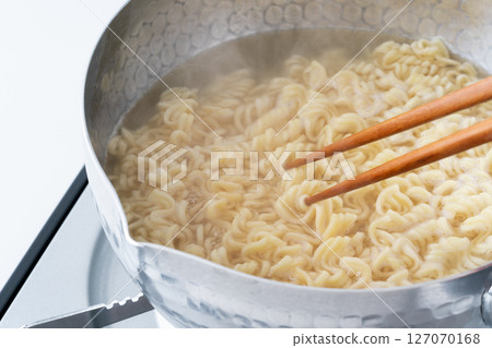 Boil instant noodles in a pot 127070168