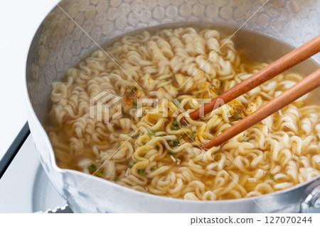 在平底鍋裡煮方便麵 127070244