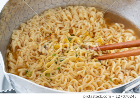 在平底鍋裡煮方便麵 127070245