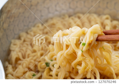 在平底鍋裡煮方便麵 127070246