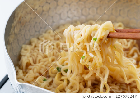 在平底鍋裡煮方便麵 127070247
