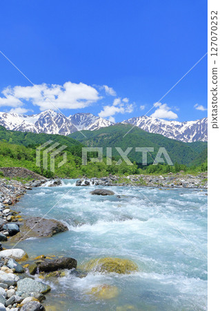 從山腳下看初夏的Shirouma Sanzan 127070252