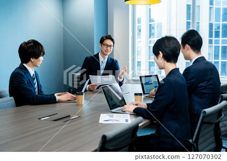 Business person to meet 127070302