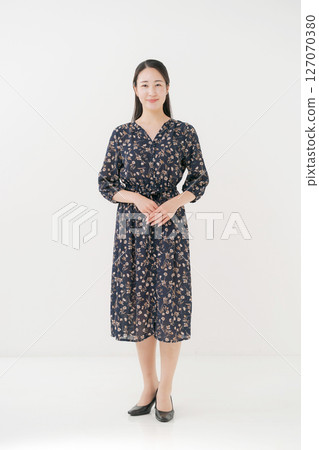 微笑的年輕女子肖像 微笑的年輕女子肖像 127070380