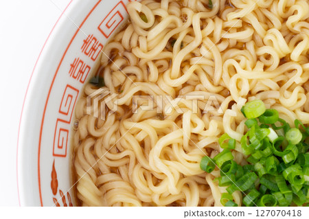 Close-up of instant noodles in a bowl 127070418