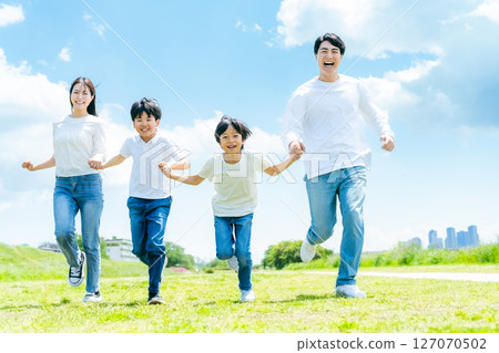 一家人在藍天草地上奔跑 一家人在藍天草地上奔跑 127070502