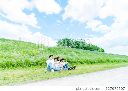 藍天下玩耍的家庭 127070507