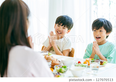 Family to dine at the dining room 127070513