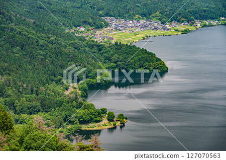 從滋賀縣長濱市志津嶽山頂眺望的夕鄉湖 127070563