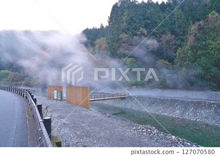 [Kawayu Onsen (Sennin-buro) (Early Morning)] Kawayu, Hongu-cho, Tanabe City, Wakayama Prefecture 127070580