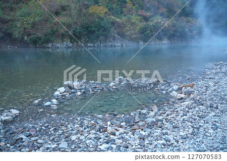 [Kawayu Onsen (Sennin-buro) (Early Morning)] Kawayu, Hongu-cho, Tanabe City, Wakayama Prefecture 127070583