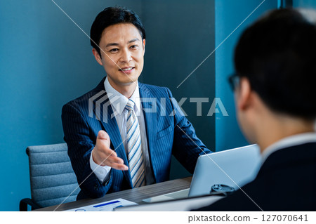 Consultant 127070641