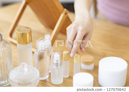 美女圖片：女人的手拿著化妝品 127070642