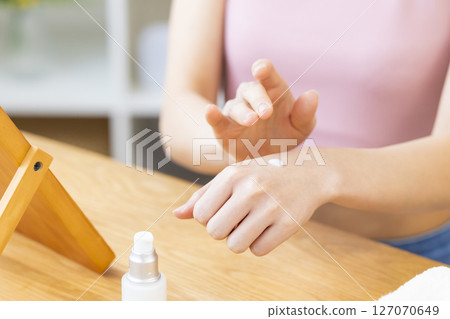 美女圖片：女人的手拿著化妝品 127070649