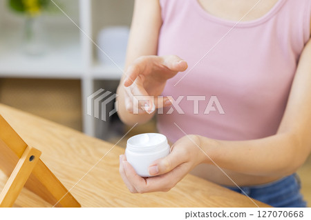 美女圖片：女人的手拿著化妝品 127070668