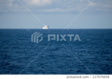 【東京九州渡輪濱湯號(開往新門司港)和昇涼湯號(開往橫須賀港)互相接駁】 【東京九州渡輪濱湯號(開往新門司港)和昇涼湯號(開往橫須賀港)互相接駁】 127070698