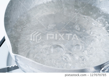 鍋裡燒水 鍋裡燒水 127070785