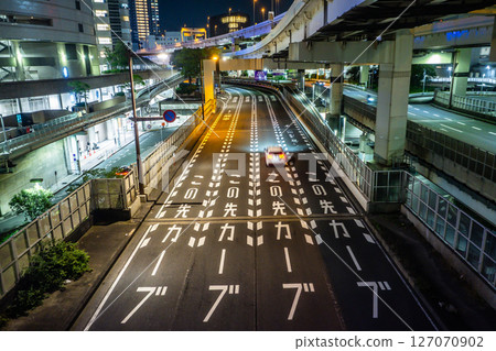 夜間城市道路的影像 夜間城市道路的影像 127070902