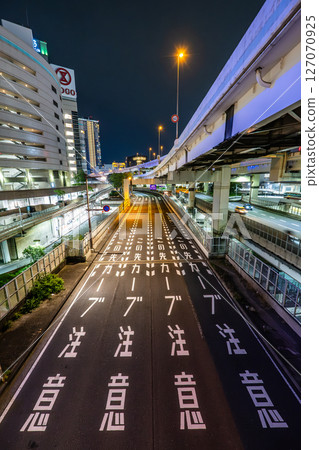 夜間城市道路的影像 夜間城市道路的影像 127070925