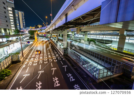 夜間城市道路的影像 127070936