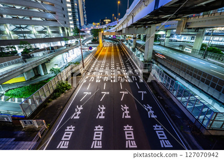 Image of a city road at night 127070942