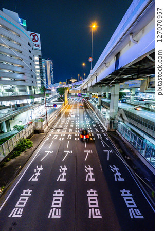 夜間城市道路的影像 夜間城市道路的影像 127070957