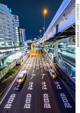 夜間城市道路的影像 127070958