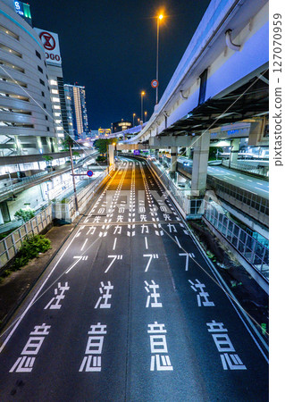 夜間城市道路的影像 夜間城市道路的影像 127070959