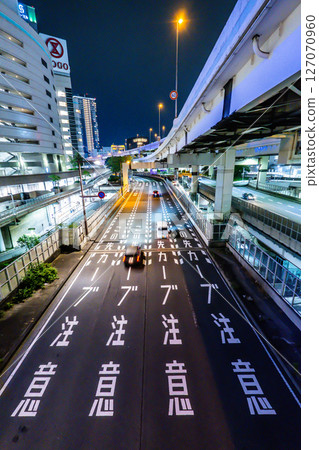 夜間城市道路的影像 夜間城市道路的影像 127070960