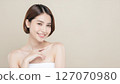 A Japanese female model in her 30s with an attractive smile 127070980