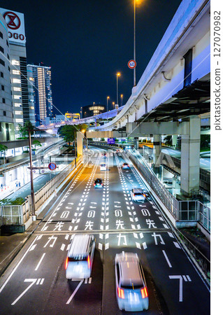 夜間城市道路的影像 127070982