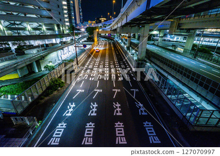 夜間城市道路的影像 夜間城市道路的影像 127070997