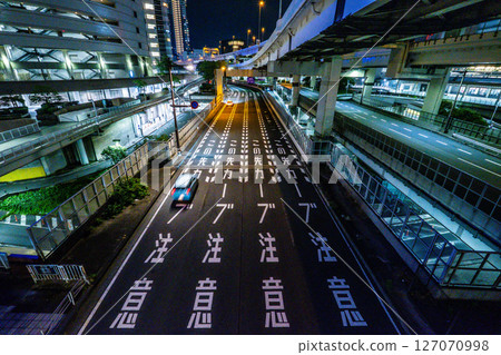 夜間城市道路的影像 夜間城市道路的影像 127070998