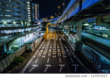 夜間城市道路的影像 127071015