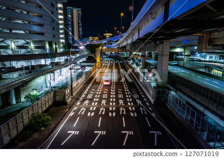 夜間城市道路的影像 127071019