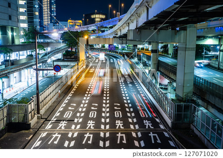 Image of a city road at night 127071020