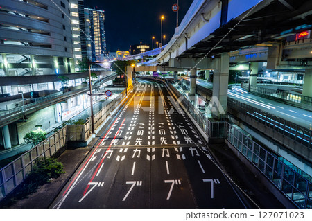 Image of a city road at night 127071023
