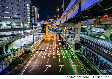 夜間城市道路的影像 127071044