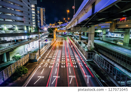 夜間城市道路的影像 127071045
