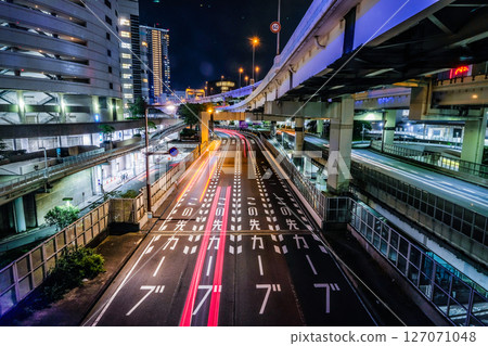 Image of a city road at night 127071048