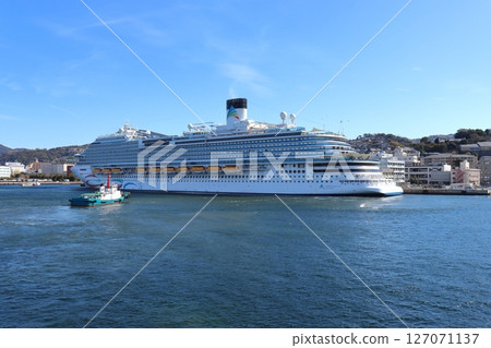 豪華郵輪「Adora Magic City」號停靠在長崎港松江國際碼頭。 豪華郵輪「Adora Magic City」號停靠在長崎港松江國際碼頭。 127071137