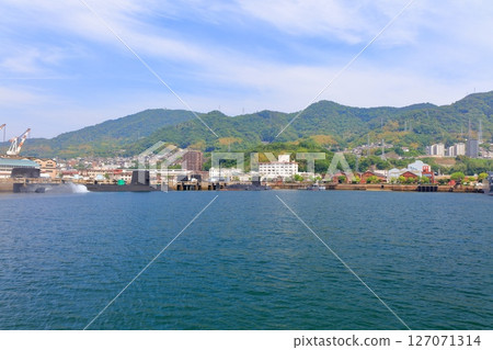 [Hiroshima Prefecture] Sukojima from the array under sunny weather (submarine fleet group) 127071314