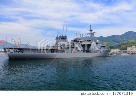 [Hiroshima Prefecture] Sukojima from the array under sunny weather (Maritime Self-Defense Force fleet) 127071319