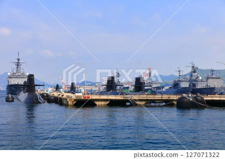 [Hiroshima Prefecture] Sukojima from the array under sunny weather (submarine fleet group) 127071322