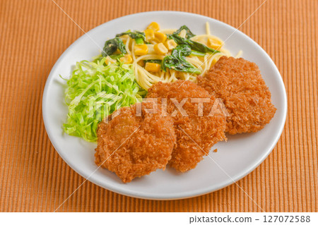 Bite-sized pork cutlet 127072588