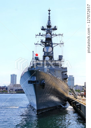 DD-107驅逐艦「五十鈴號」停靠並停泊在橫須賀軍港。 127072657