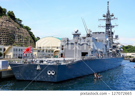 The DD-107 destroyer "Ikazuchi" docks and anchors at the naval port of Yokosuka. The DD-107 destroyer "Ikazuchi" docks and anchors at the naval port of Yokosuka. 127072665
